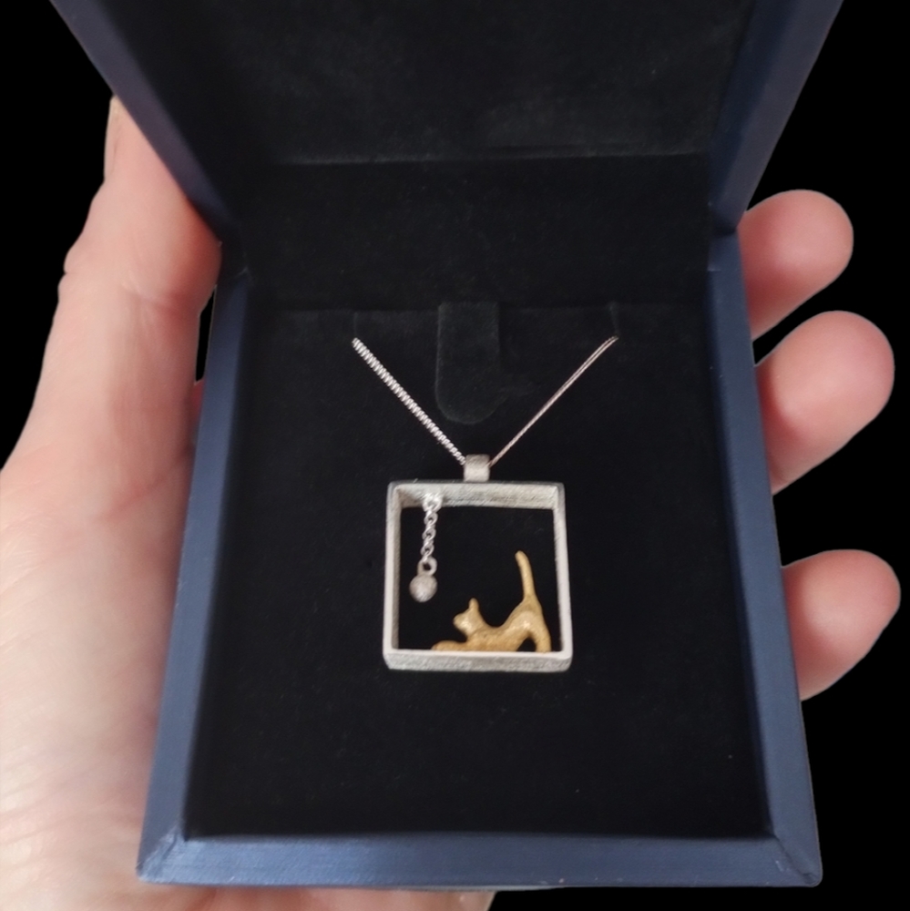 18K CAT CHASING 925 SILVER TOY BALL IN BRUSHED SILVER FRAME PENDANT W/ 925 CHAIN